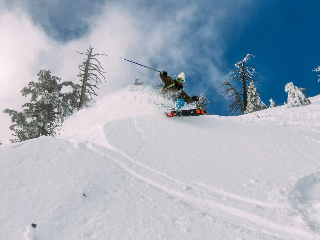 skier dans l'air panorama blanc