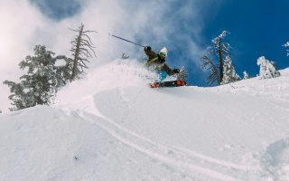 skier dans l'air panorama blanc