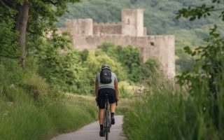 "Balades à vélo et châteaux méconnus de l’Ain : une immersion entre histoire et nature"